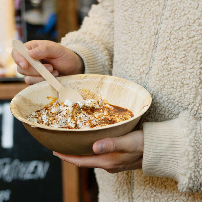 Einweg-Schale aus Palmblatt gefüllt mit Essen an einem Streetfood-Stand, beige, 900 ml, Ø 21 x 6,5 cm