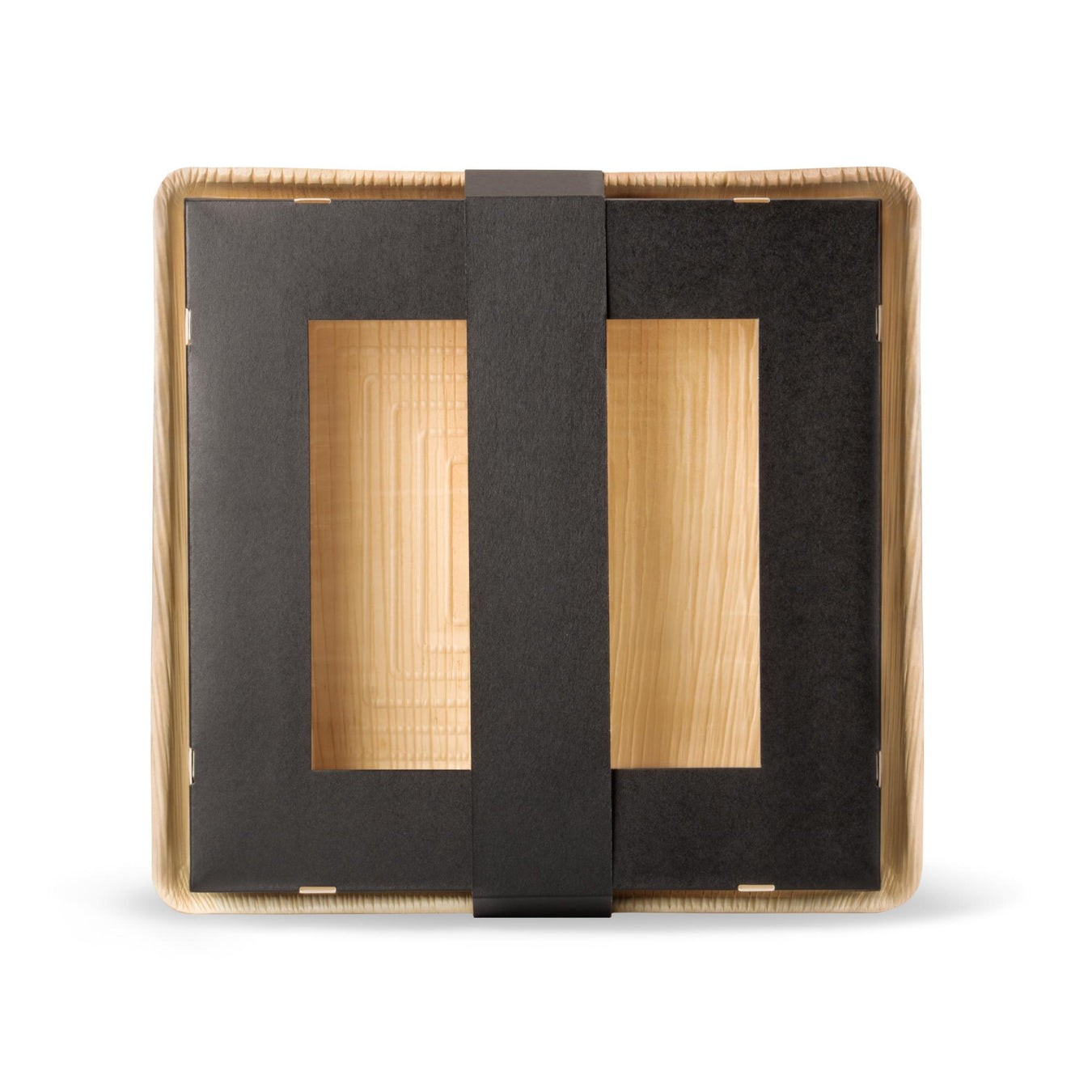 Dreiteilige, quadratische Take-Away-Box aus Kraftpapier und Palmblatt. Die hellbeige Bodenplatte dient als Basis für eine schwarze Papierbox mit Sichtfenster, die durch einen Papierring verschlossen wird.