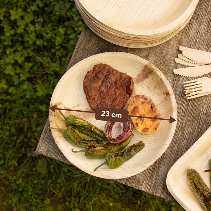 Grillgerichte serviert auf einem Palmblattteller
