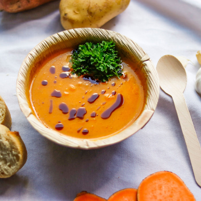 Suppe serviert in einer Palmblattschale